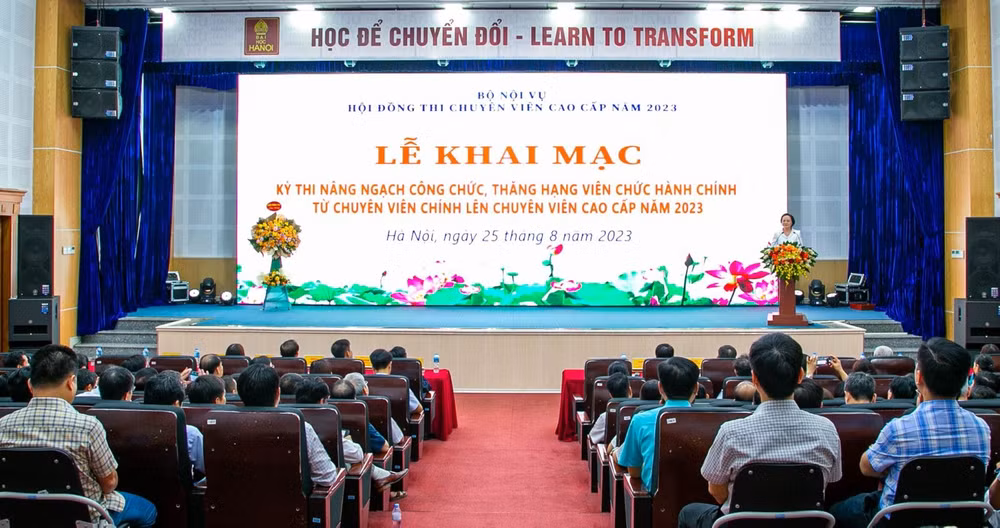 hon 1200 thi sinh tham du ky thi nang ngach thang hang len chuyen vien cao cap hinh 2