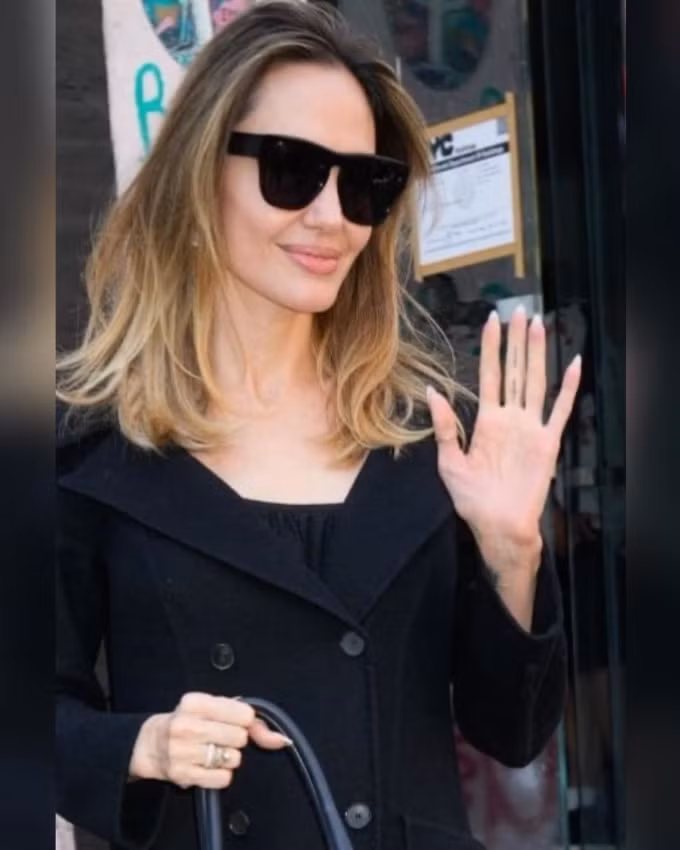 hinh xam moi day bi an cua angelina jolie hinh 1