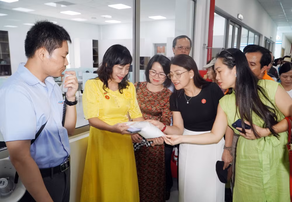 hon 150 nha bao phong vien tham quan du an to hop hoa dau mien nam tai vung tau hinh 1