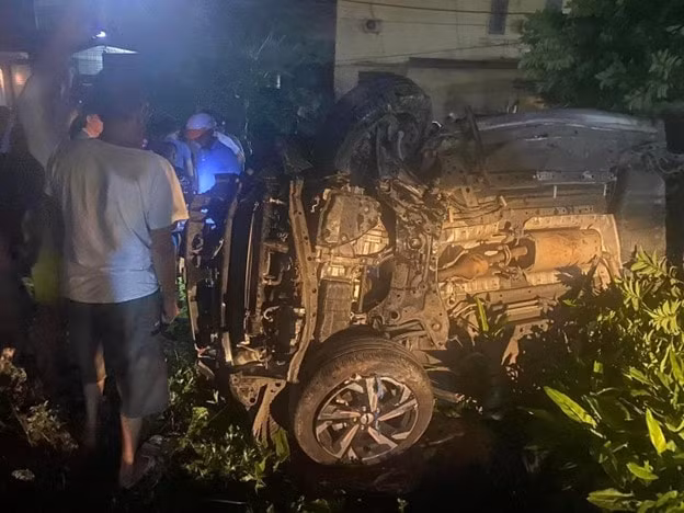 hai phong va cham voi tau hoa xe o to cho 9 nguoi bi hat vang ra ngoai hinh 1