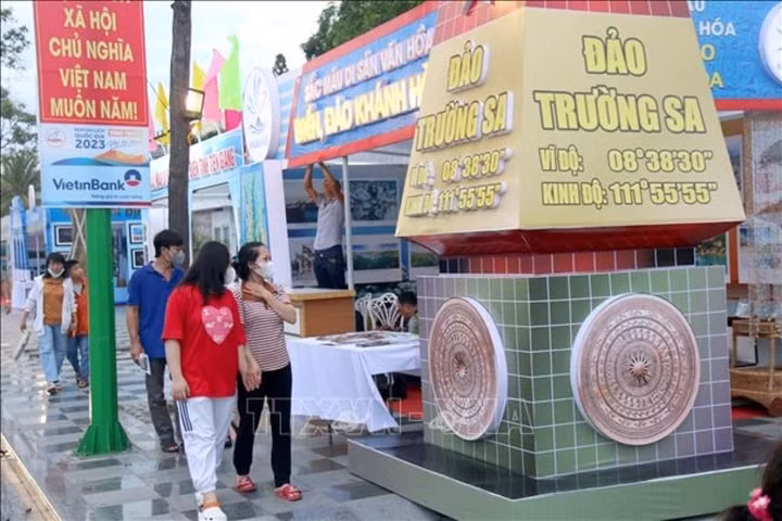 trung bay hon 200 hien vat hinh anh ve di san van hoa bien dao viet nam hinh 2