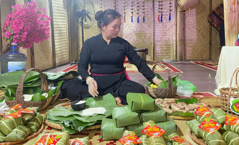 Nghệ nhân gói bánh truyền thống. Ảnh: Lan Anh word-sbqgzs-4098.jpg