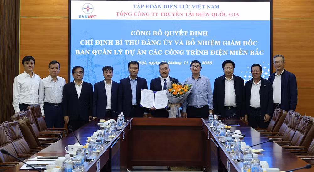Lãnh đạo EVNNPT chụp ảnh lưu niệm cùng ông Nguyễn Khắc Nhân