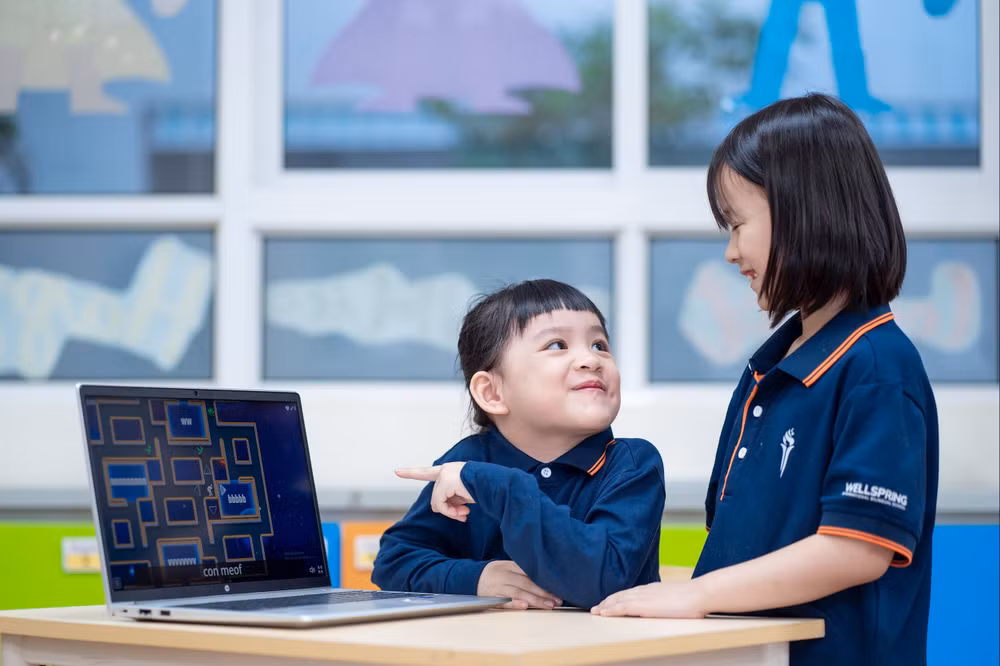 Theo các chuyên gia, việc đưa AI vào trường học không chỉ giúp phát triển năng lực công nghệ cho học sinh mà còn thúc đẩy đổi mới phương pháp dạy học. Ảnh: Wellspring Hanoi