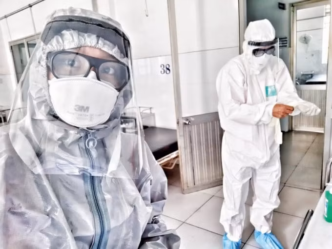 Nhà báo Phan Thị Duyên và đồng nghiệp Báo Tuổi trẻ TP.HCM bộ ảnh “Hành trình 90 ngày kỳ diệu”.