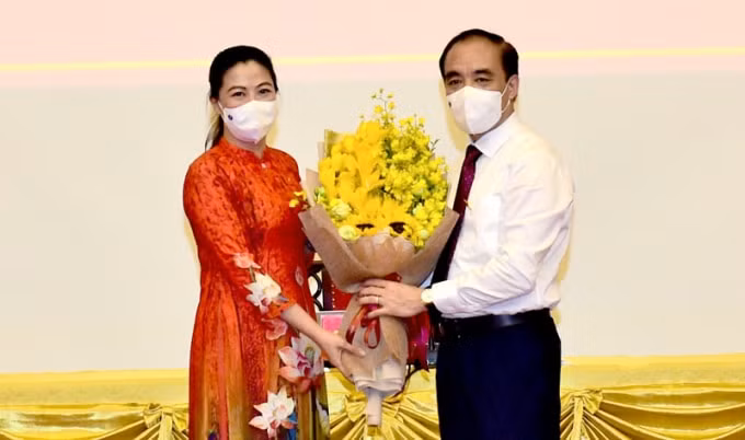 Bí thư Tỉnh ủy Tuyên Quang Chẩu Văn Lâm tặng hoa chúc mừng tân Chủ tịch HĐND tỉnh Lê Thị Kim Dung.