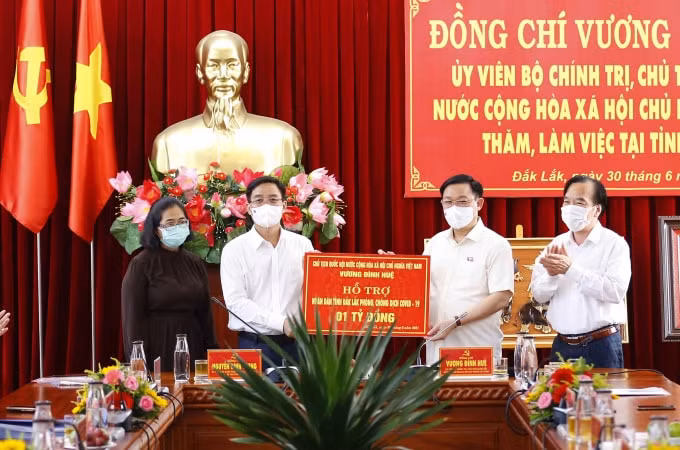 Chủ tịch Quốc hội Vương Đình Huệ tặng quà cho nhân dân tỉnh Đắk Lắk, các Bộ, Ngành và nhân dân tỉnh Đắk Lắc gặp khó khăn do ảnh hưởng của dịch Covid-19.