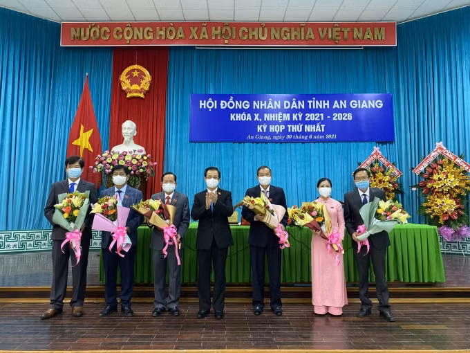 Bí thư Tỉnh ủy An Giang Lê Hồng Quang chúc mừng Chủ tịch, các Phó Chủ tịch và các trưởng Ban HĐND tỉnh An Giang, khóa X, nhiệm kỳ 2021-2026.