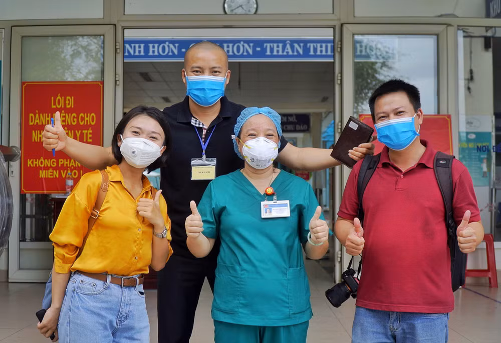 Phóng viên Thu Hằng – Tạp chí Tri thức trực tuyến (Zing.vn) cùng đồng nghiệp và y bác sỹ. Ảnh: NVCC