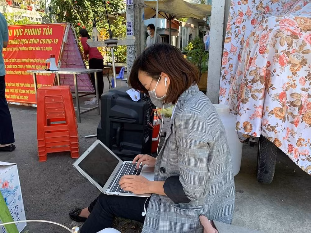 Phóng viên Hoài Thương - Báo Sức khỏe & Đời sống tại TP.HCM tác nghiệp gần một khu vực phong tỏa. Ảnh: NVCC