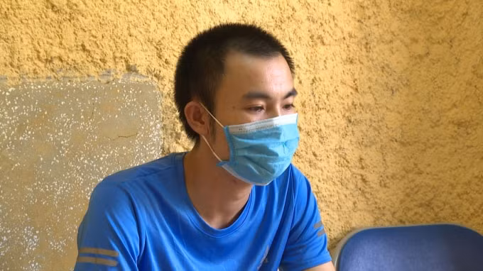Đối tượng Lê Thế Hùng khai báo hành vi tại cơ quan Công an