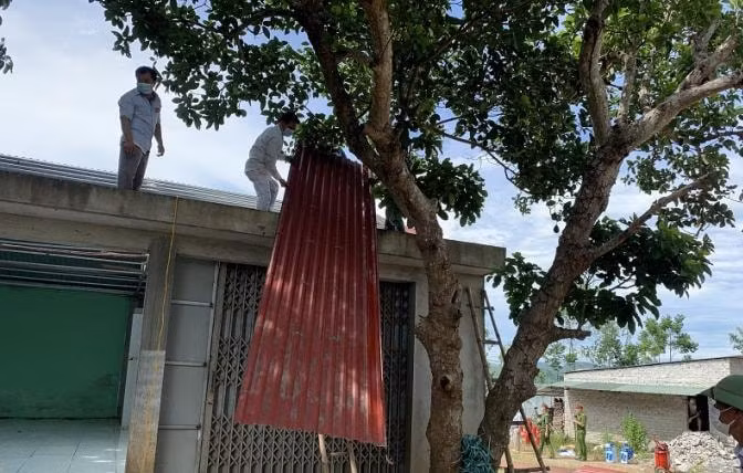 Lực lượng chức năng thực hiện cưỡng chế công trình trên đất bị thu hồi của gia đình ông Hoàng Văn Ngân. Ảnh: BTH