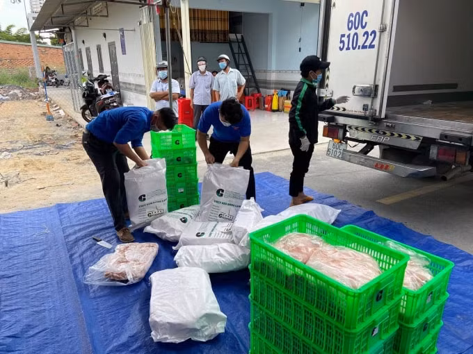 Đội hình Phòng tuyến áo xanh tiếp nhận và phân chia thực phẩm để chuyển đến cho các hộ dân trong khu vực bị phong tỏa.