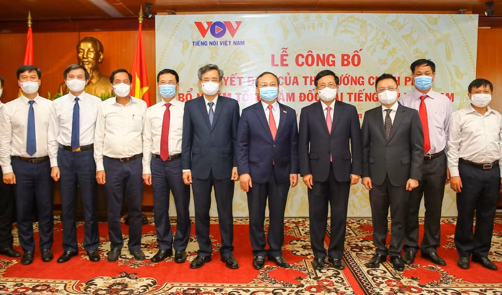 Các đại biểu chụp ảnh tại lễ công bố quyết định bổ nhiệm Tổng Giám đốc Đài Tiếng nói Việt Nam. Ảnh: Sơn Hải
