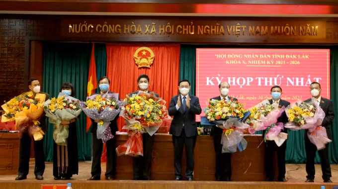 Ủy viên Bộ Chính trị, Chủ tịch Quốc hội Vương Đình Huệ tặng hoa chúc mừng các đồng chí trúng cử chức danh lãnh đạo chủ chốt HĐND, UBND tỉnh.