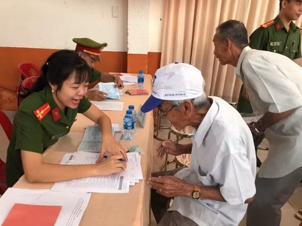 Cán bộ Công an thực hiện thủ tục đăng ký, quản lý nhân khẩu, hộ khẩu cho người dân