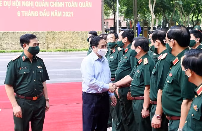 Ủy viên Bộ Chính trị, Thủ tướng Chính phủ Phạm Minh Chính, Ủy viên Thường vụ Quân ủy Trung ương dự và chỉ đạo hội nghị Quân chính toàn quân 6 tháng đầu năm 2021.