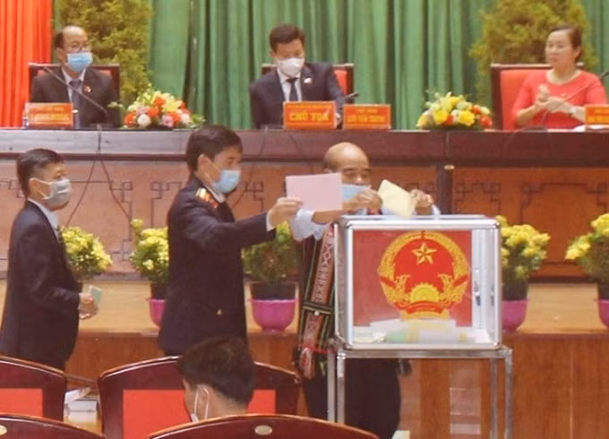 Đại biểu bỏ phiếu bầu các chức danh Chủ tịch UBND tỉnh, Phó Chủ tịch UBND tỉnh khóa IV.