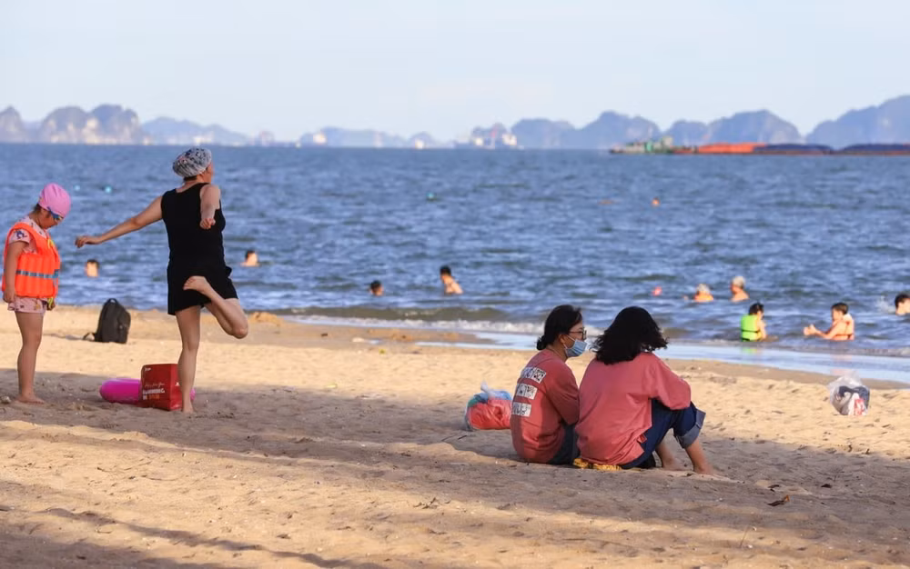 Quảng Ninh cho phép mở lại bãi tắm công cộng trên địa bàn tỉnh. Ảnh: minh họa