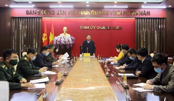 Bí thư Tỉnh ủy Nguyễn Xuân Ký, phát biểu tại Hội nghị trực tuyến chỉ đạo phòng, chống dịch bệnh Covid-19. Ảnh: Thu Chung.