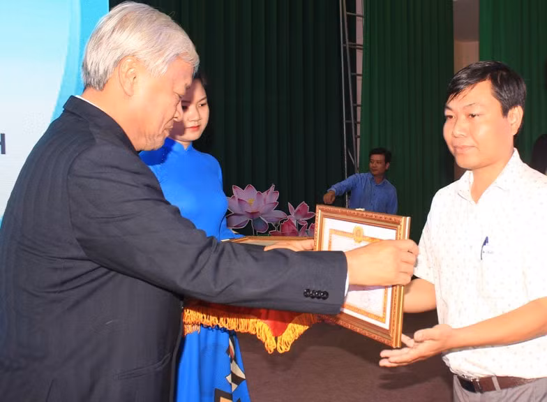 Nhà báo Dương Út nhận giải báo chí về xây dựng Đảng (Giải Búa liềm vàng). Ảnh NVCC