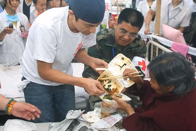 Nam Thiên Vương là người tích cực làm từ thiện.