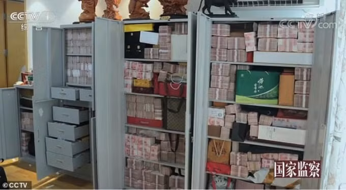 Những chiếc tủ chất đầy tiền mặt, các món quà hối lộ giá trị. Ảnh: CCTV