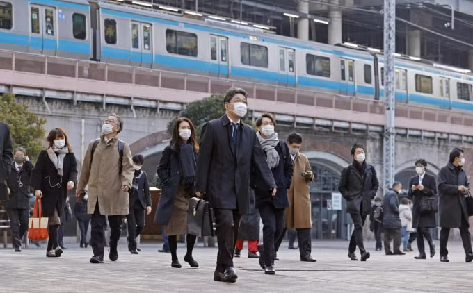 Người dân Nhật Bản bắt đầu đi làm tại Ga Shimbashi ở Tokyo vào sáng thứ Năm (7/1) trước khi chính phủ công bố tình trạng khẩn cấp vào cuối ngày - Ảnh: KYODO