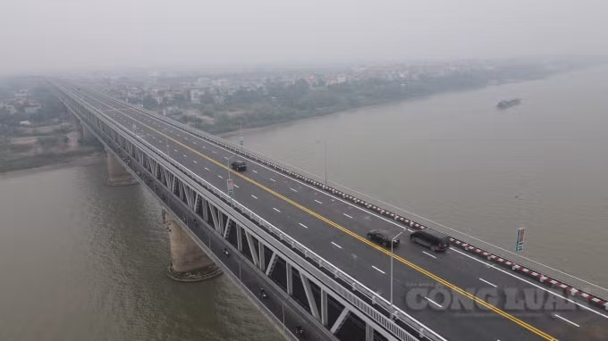 Cầu Thăng Long nhìn từ trên cao.