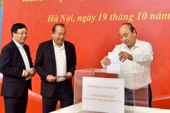 Thủ tướng Nguyễn Xuân Phúc, Phó Thủ tướng Thường trực Trương Hòa Bình, Phó Thủ tướng- Bộ trưởng Ngoại giao Phạm Bình Minh quyên góp ủng hộ đồng bào khắc phục hậu quả thiên tai. Ảnh: PV