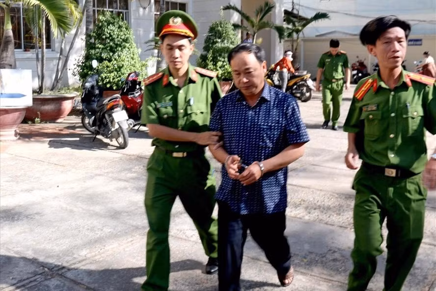 Công an dẫn giải bị can Nguyễn Hữu Hoành - Nguyên Phó Giám đốc Chi nhánh văn phòng đăng ký đất đai Phan Thiết - Ảnh: laodong.vn