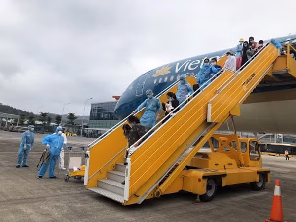 Gần 280 công dân được máy bay của hãng Hàng không Quốc gia Việt Nam đưa từ châu Âu về nước trong hai ngày 29-30/12