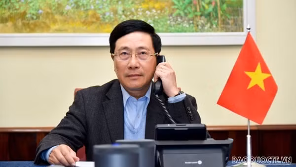 Phó Thủ tướng Phạm Bình Minh điện đàm với Ngoại trưởng Hoa Kỳ Michael R. Pompeo. Ảnh: TG&VN
