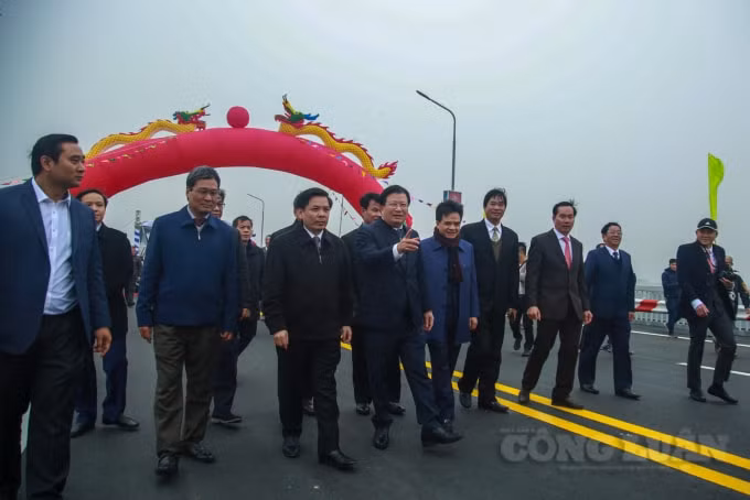 Phó Thủ tướng đánh giá rất cao Bộ Giao thông vận tải, nhà thầu, đơn vị thi công, tư vấn giám sát, kỹ sư công nhân – người lao động để tổ chức sửa chữa mặt cầu Thăng Long. Các đơn vị đã không quản ngày đêm, làm rất trách nhiệm, đảm bảo tiến độ và chất lượng thi công. Đặc biệt việc Thủ đô Hà Nội đã cố gắng phân luồng giao thông, phục vụ quá trình thi công.