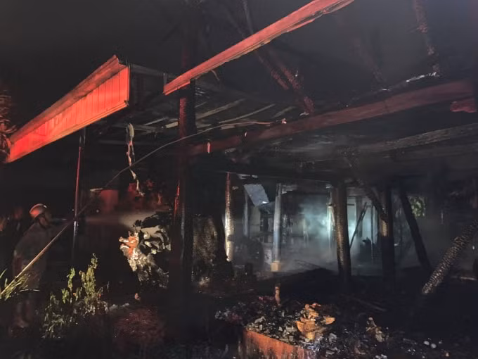Đến 19h30, ngọn lửa cơ bản được khống chế. Tuy nhiên phần sàn gỗ ngăn hai tầng, hệ thống cửa, mái nhà bị cháy rụi hoàn toàn. Các cột kèo bằng gỗ cháy đen. Nhiều tượng gỗ có kích thước lớn bị cháy một phần.