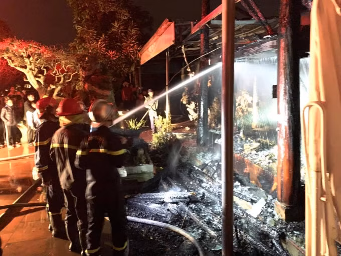 Ngay sau khi nhận được tin báo, lực lượng Phòng cháy chữa cháy huyện Chương Mỹ điều bốn xe chữa cháy, một xe bồn của công ty môi trường cùng nhiều chiến sĩ tới hiện trường.