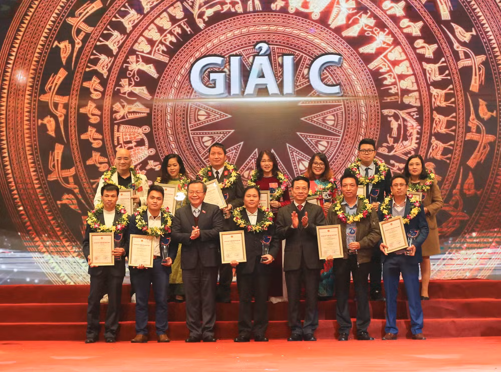 Phó Chủ tịch Quốc hội Phùng Quốc Hiển và Bộ trưởng Bộ Thông tin và Truyền thông Nguyễn Mạnh Hùng trao Giải C cho các tác giả. Ảnh: Sơn Hải