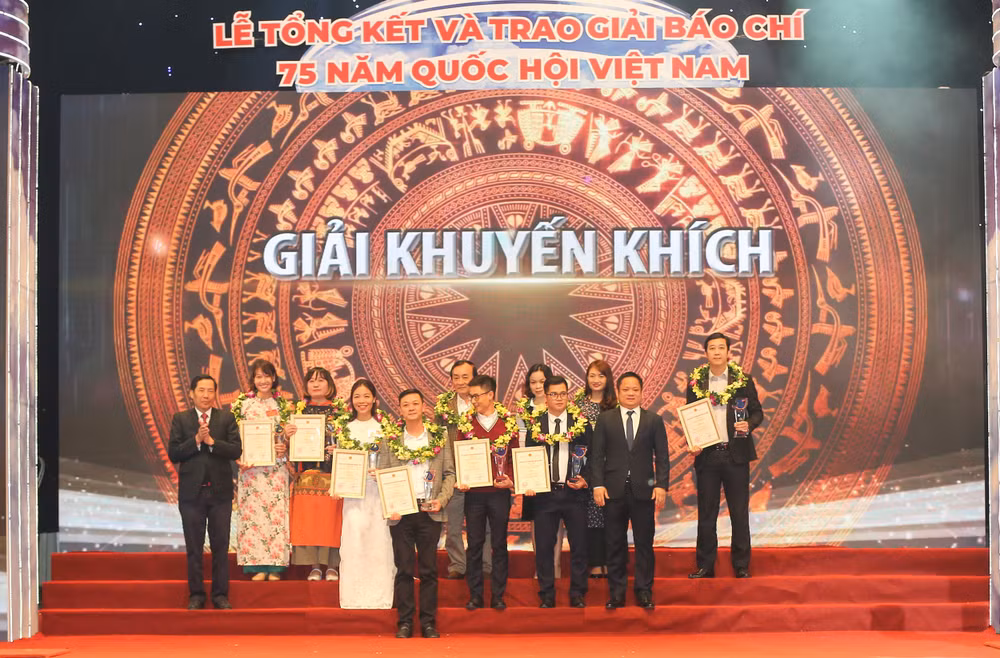 Đồng chí Thuận Hữu - Ủy viên T.Ư Đảng, Tổng Biên tập báo Nhân Dân, Phó Trưởng ban Tuyên giáo T.Ư, Chủ tịch Hội Nhà báo Việt Nam trao giải cho các tác giả, nhóm tác giả nhận giải khuyến khích. Ảnh: Sơn Hải
