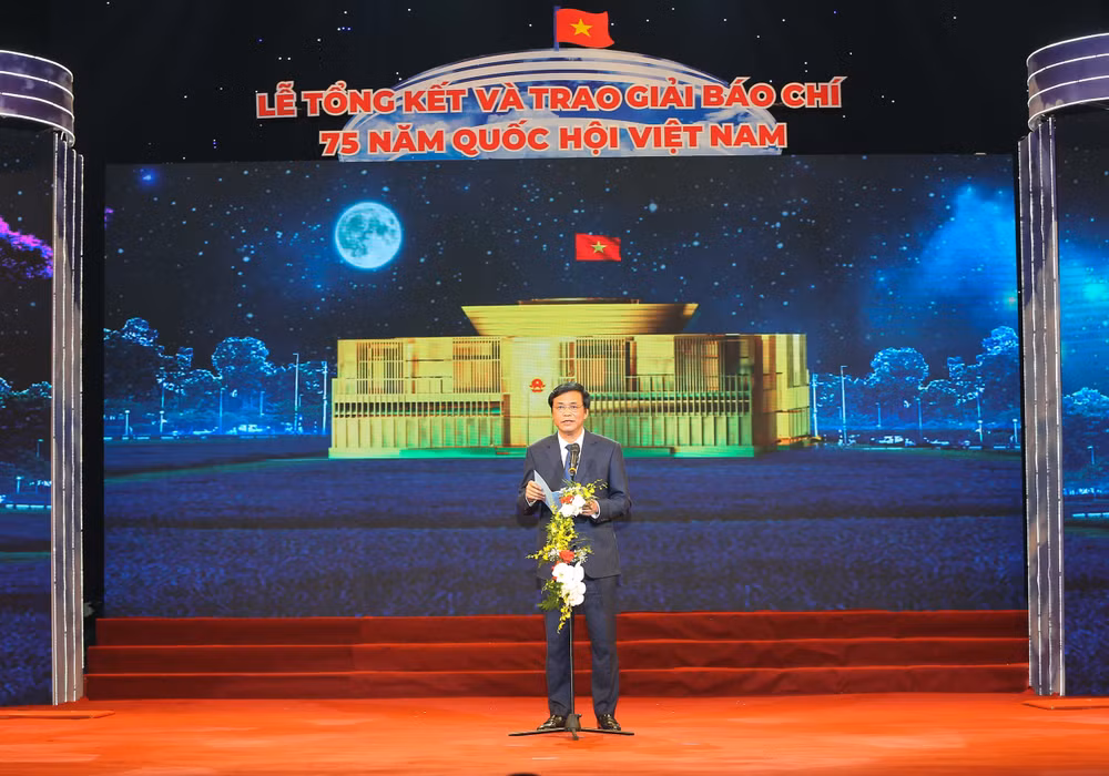 Đồng chí Nguyễn Hạnh Phúc, Tổng Thư ký Quốc hội, Chủ nhiệm Văn phòng Quốc hội, Trưởng ban Chỉ đạo Giải báo chí “75 năm Quốc hội Việt Nam” báo cáo tổng kết. Ảnh: Sơn Hải