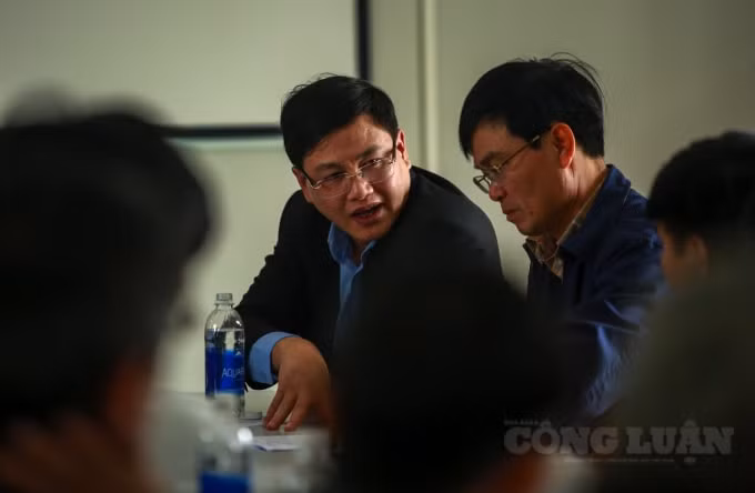Phó Chủ tịch UBND tỉnh Thanh Hóa Mai Xuân Liêm yêu cầu các địa phương có dự án đi qua phối hợp chặt chẽ với Ban quản lý dự án Thăng Long kịp thời tháo gỡ khó khăn, đẩy nhanh tiến độ giải phóng mặt bằng, sớm bàn giao mặt bằng sạch toàn tuyến phục vụ thi công. Ảnh: Quang Hùng
