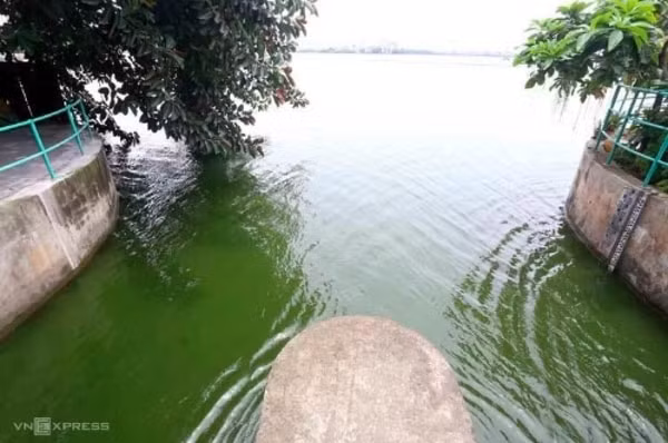 Hai cửa xả ở phố Trích Sài (Tây Hồ) mở cửa xả nước vào sông Tô Lịch. Ảnh: VNE