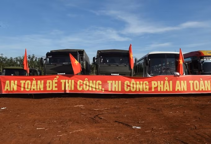 Máy móc được chuẩn bị phục vụ thi công xây dựng dự án.