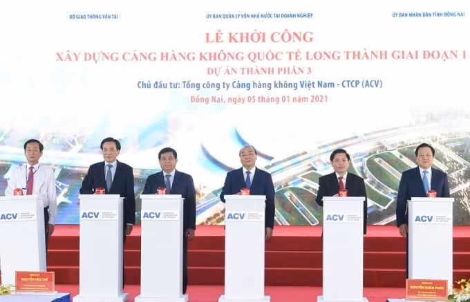 Thủ tướng Nguyễn Xuân Phúc cùng các đại biểu thực hiện nghi thức khởi công dự án.