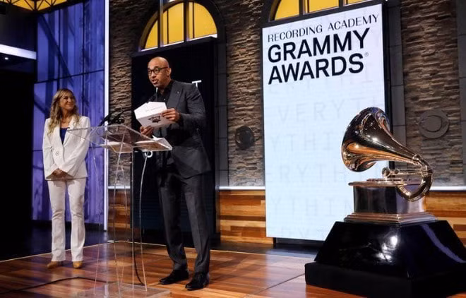 Harvey Mason Jr. và Deborah Dugan (trái) công bố danh sách đề cử Grammy 2020 Ảnh: REUTERS