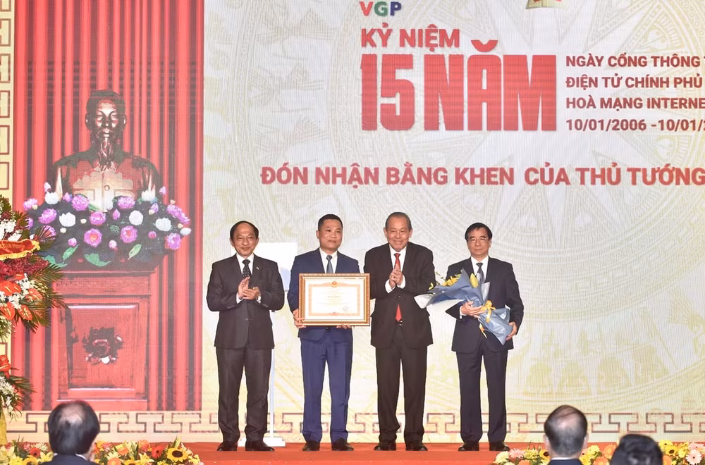 Phó Thủ tướng Thường trực Trương Hòa Bình trao tặng Bằng khen của Thủ tướng Chính phủ cho Cổng TTĐT Chính phủ. Ảnh: VGP/Nhật Bắc