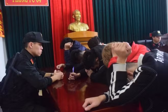Cơ quan chức năng đang thực hiện lấy lời khai từ các đối tượng nghiện ma túy. Ảnh: 24h.com.vn