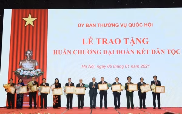 Thủ tướng Nguyễn Xuân Phúc trao Huân chương Đại đoàn kết dân tộc cho Chủ tịch Hội đồng Dân tộc và Chủ nhiệm các Ủy ban của Quốc hội