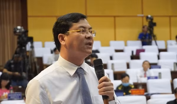 Ông Nguyễn Công Vinh trả lời chất vấn các đại biểu HĐND tỉnh Bà Rịa - Vũng Tàu khi còn làm Giám đốc Sở Kế hoạch và Đầu tư. Ảnh: TTO