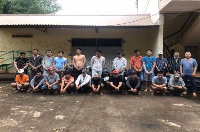 Triệt phá “trường gà” giữa vườn điều khống chế 22 đối tượng đánh bạc.