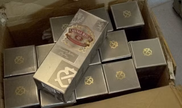 Các chai rượu Chivas giả được đóng hộp để giao cho khách. Ảnh: dantri.com.vn